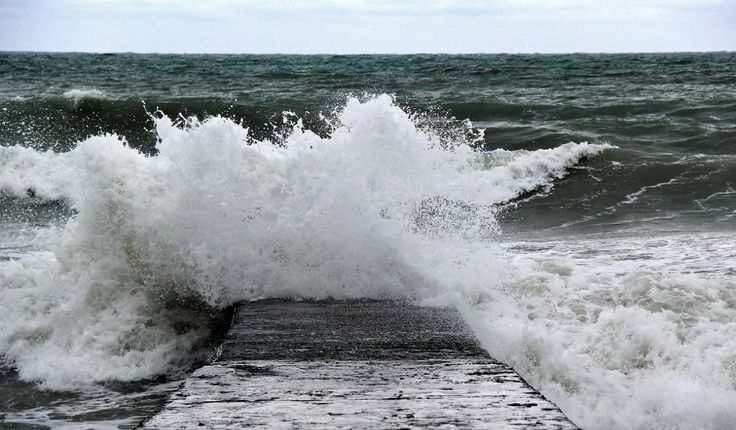 Черное море стало более опасным для купания – его чаще штормит