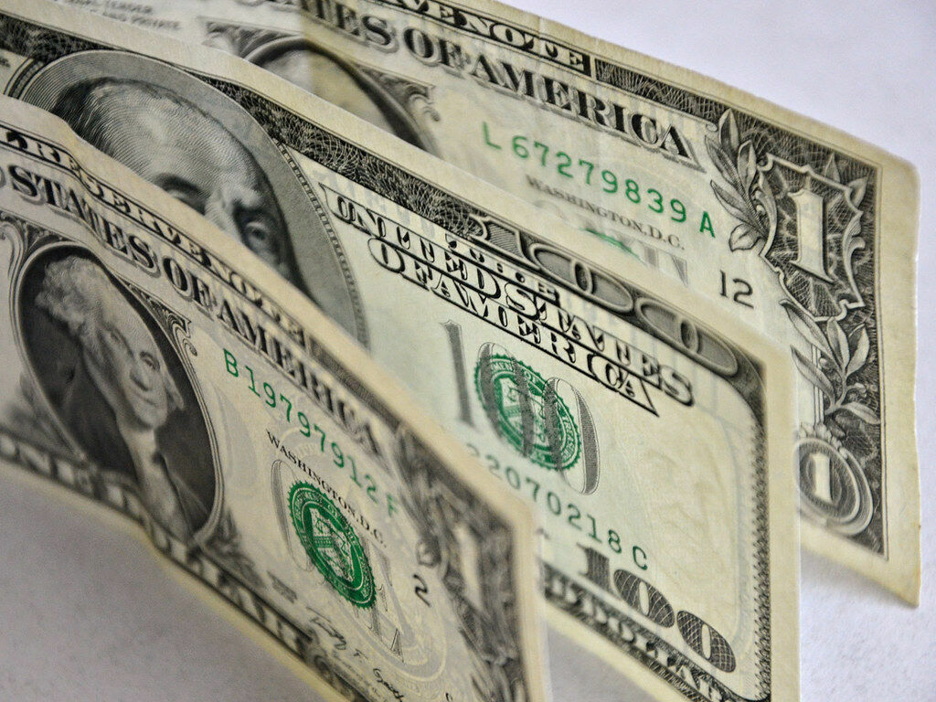 В МИД предложили задуматься о целесообразности использования доллара