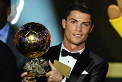 Роналду стал лучшим игроком года и обладателем «Золотого мяча»
