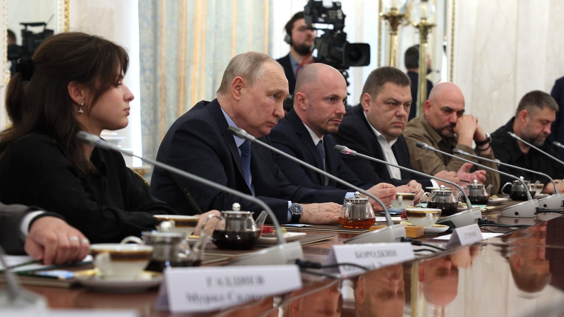 Путин заявил, что нет необходимости вводить военное положение в стране