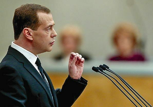Медведев заявил, что в каждой российской семье есть автомобиль