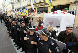 Утро суда над Тимошенко ознаменовалось потасовкой