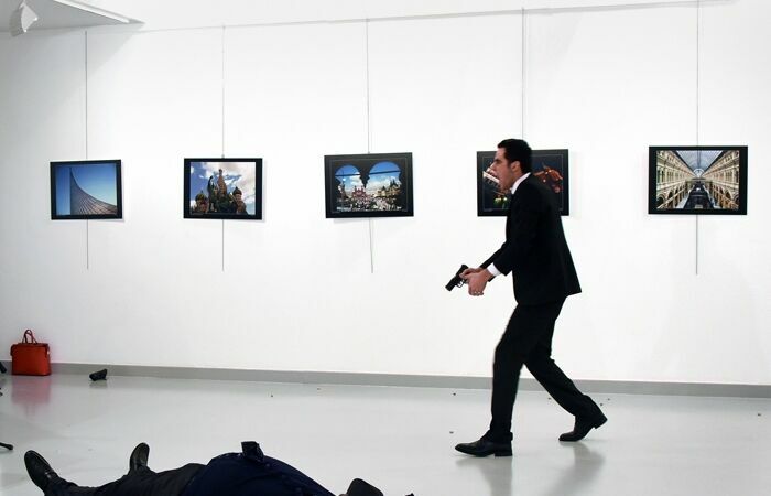 Главный приз вручили за фото с места убийства посла России в Турции Карлова