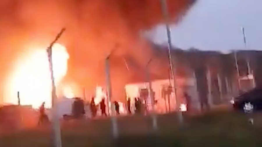 Последствия взрыва на топливном складе в Нагорном Карабахе.