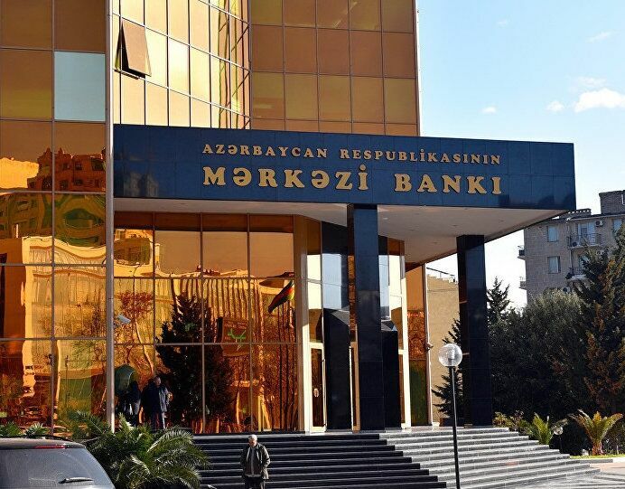 Банки Азербайджана ограничили продажу наличных долларов
