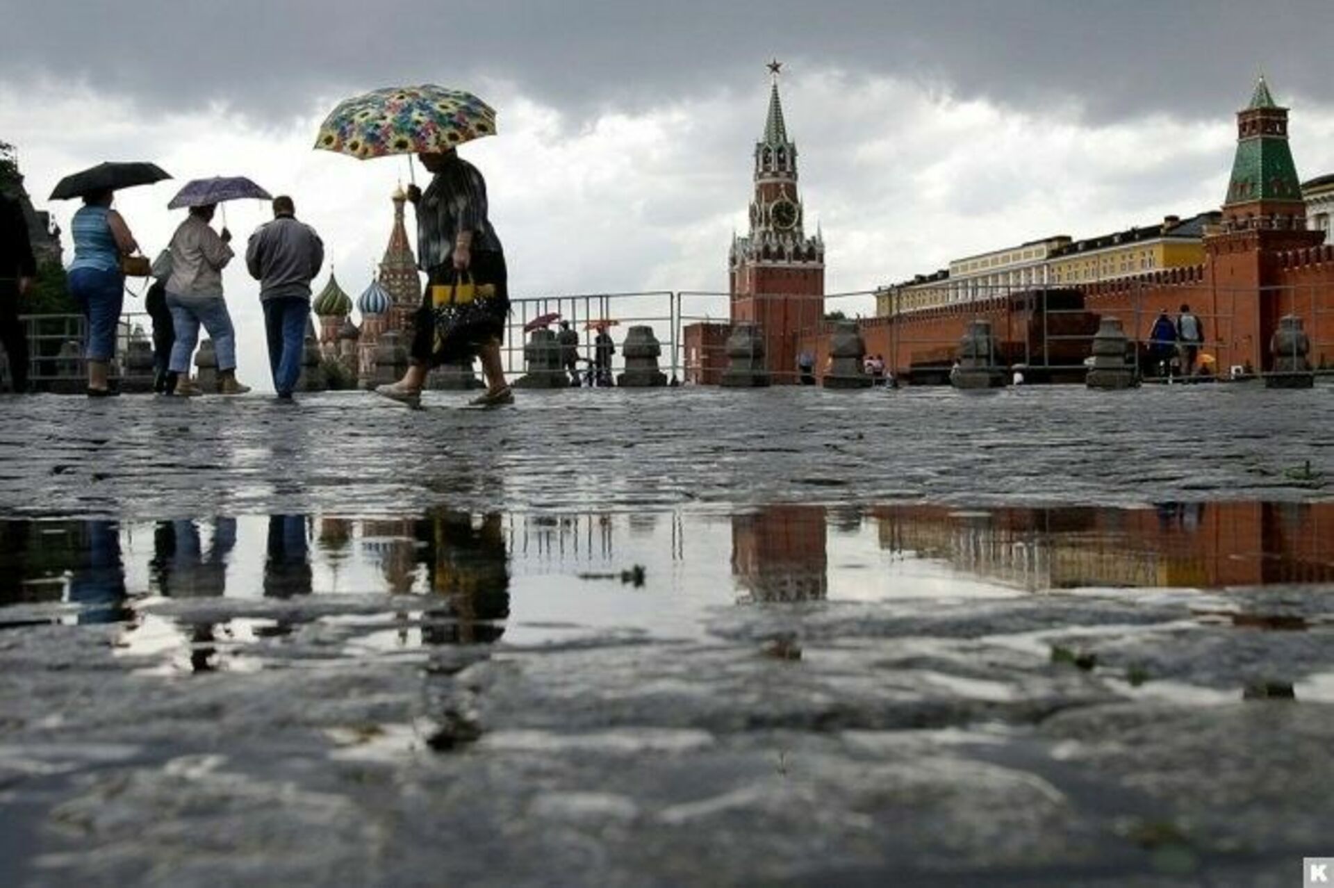 Холодное лето в москве. Дождь в Москве. Кремль дождь. Пасмурный день в Москве. Дождик в Москве.