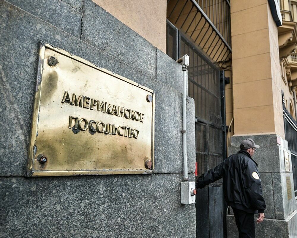 Посольство США в Москве приостановит выдачу виз