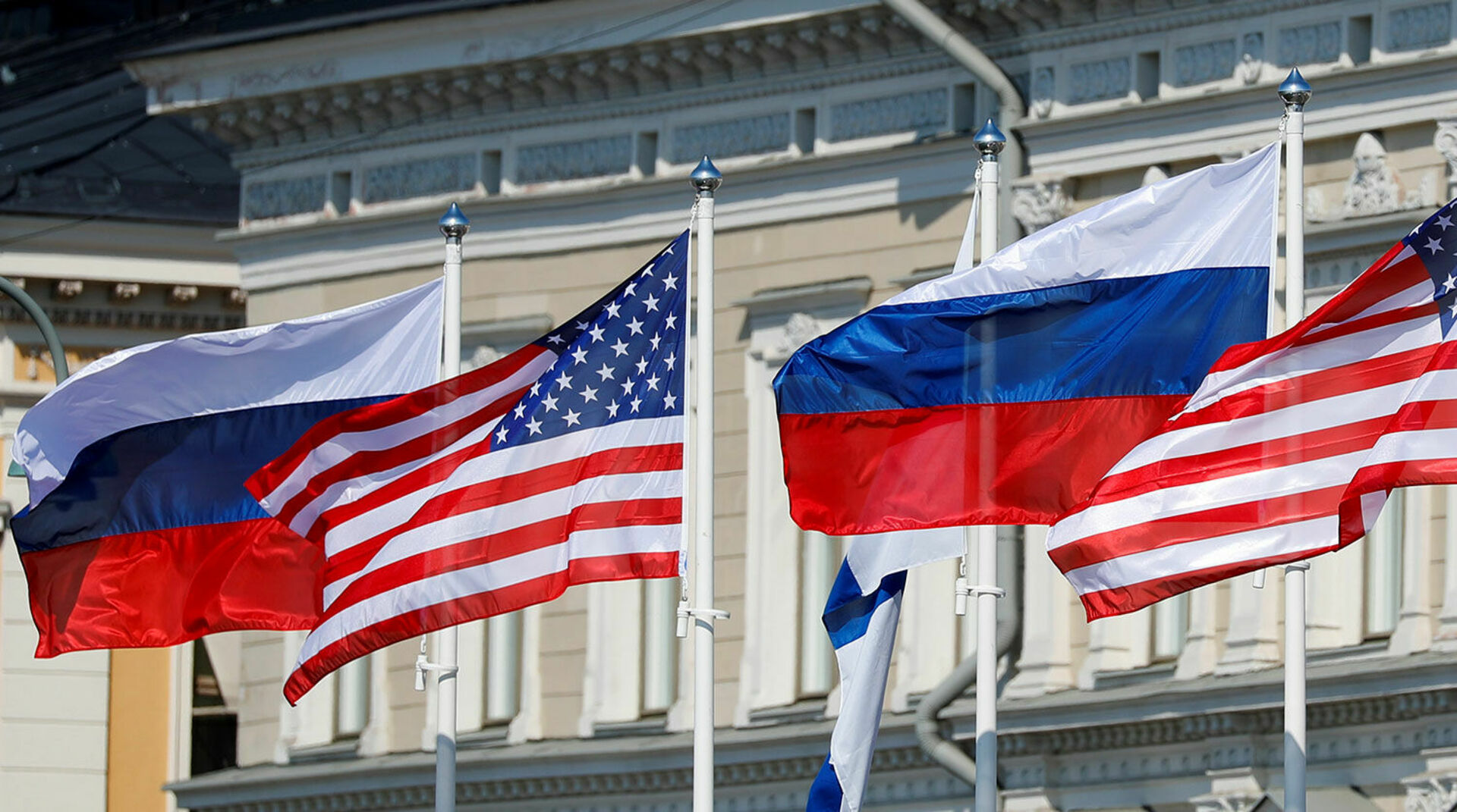 Американские санкции против. Россия и США. Флаг России и США. Российско-американские отношения. Российский и американский флаги.
