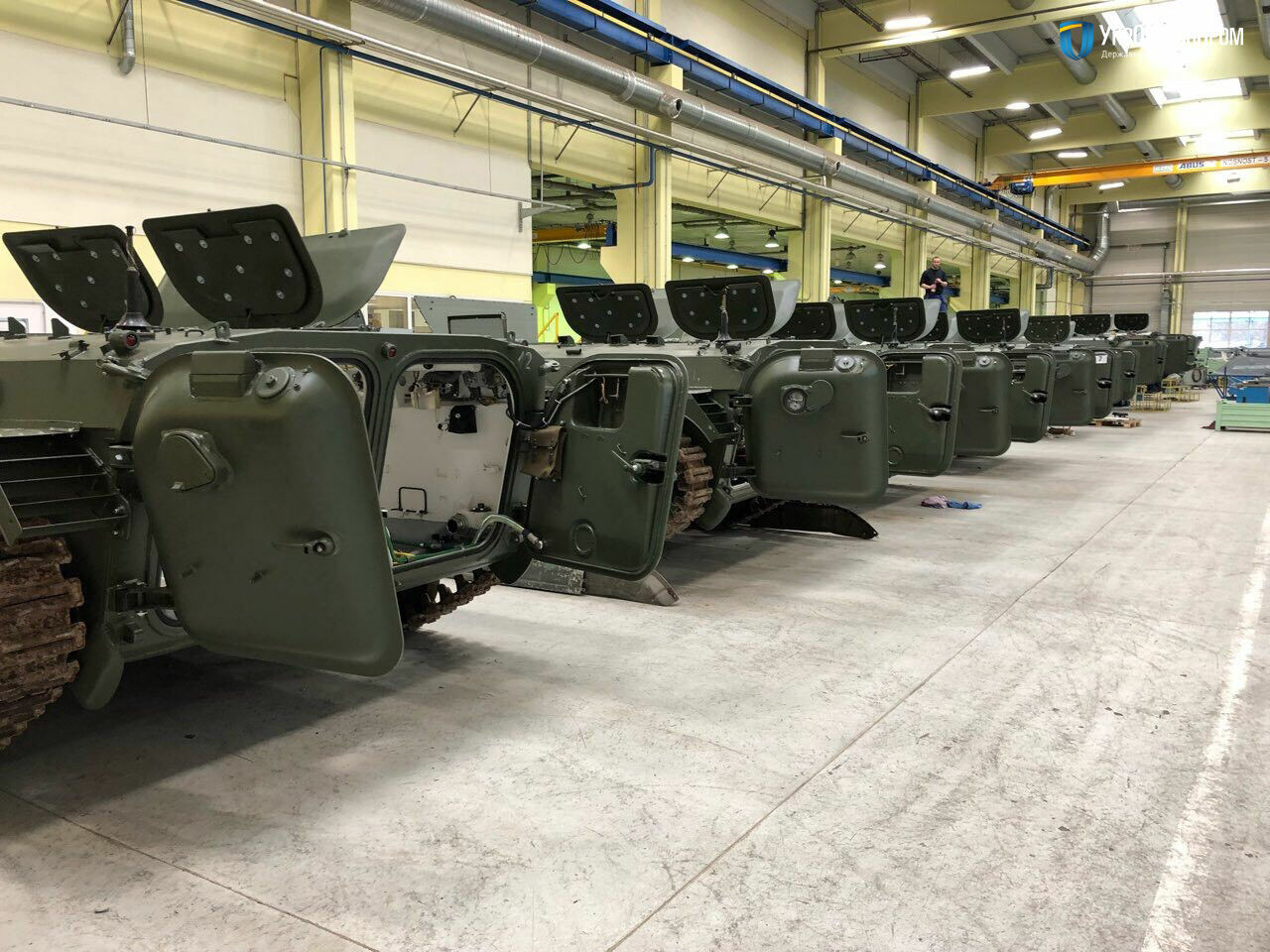 Подготовленные польской компанией Wtorplast к поставке на Украину приобретенные в Чехии БМП-1 (без башен) 