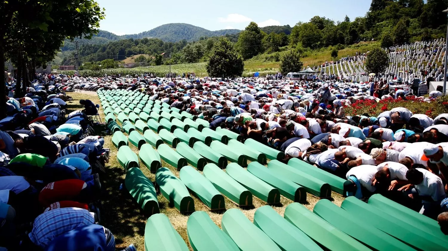 Косовские албанцы хоронят жертв массовой резни