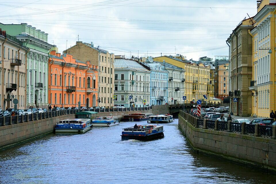 Санкт-Петербург потеснил Москву в рейтинге "востребованных" городов