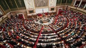Французская оппозиция выдвинула вотум недоверия правительству