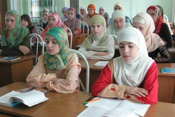 Махачкалинских школьниц в хиджабах предложили ставить на учет