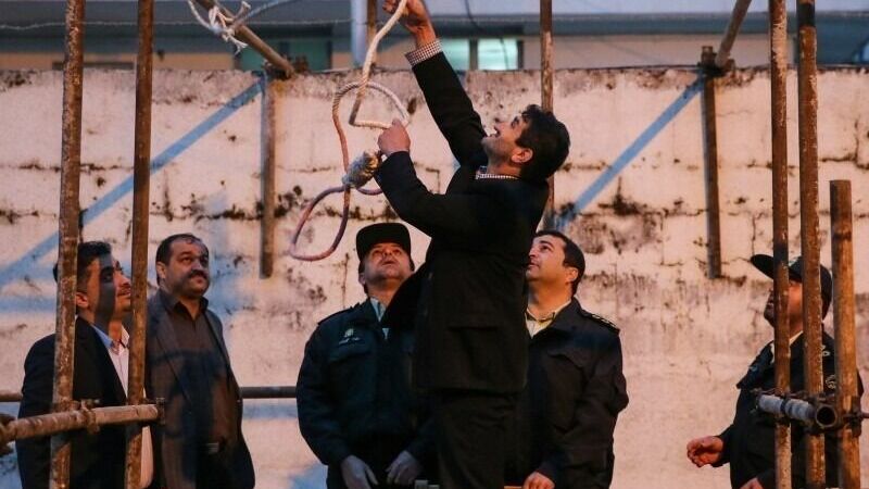 В Иране впервые казнили двух атеистов за оскорбления Пророка и сожжение Корана