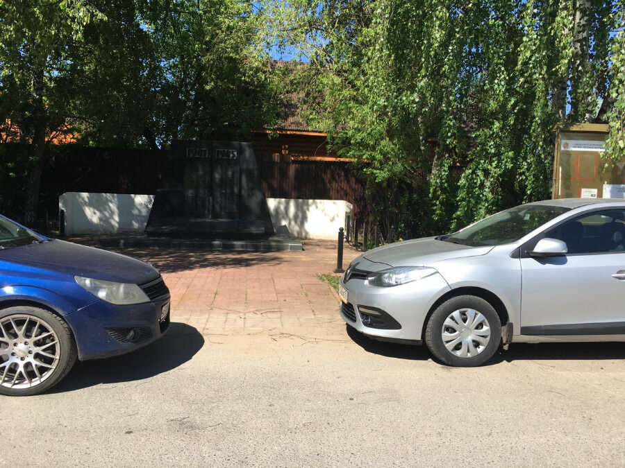 Паркуют автомобили в Шихово впритык к монументу Великой Отечественной - больше негде. 