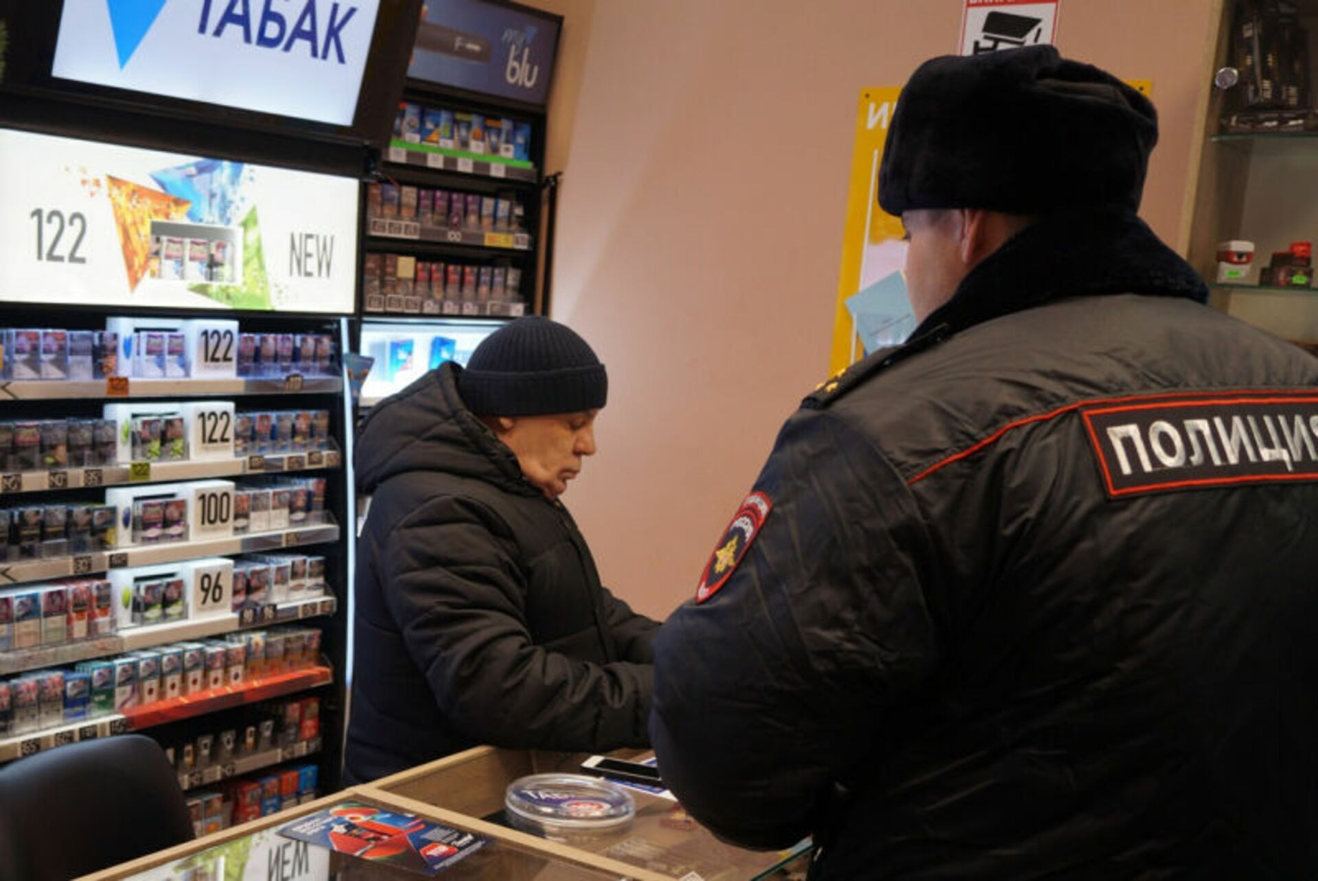 В россии запретили продажи. Незаконная торговля табачной продукцией. Магазин сигарет. Запрет продажи табачной продукции. Полиция в магазине.