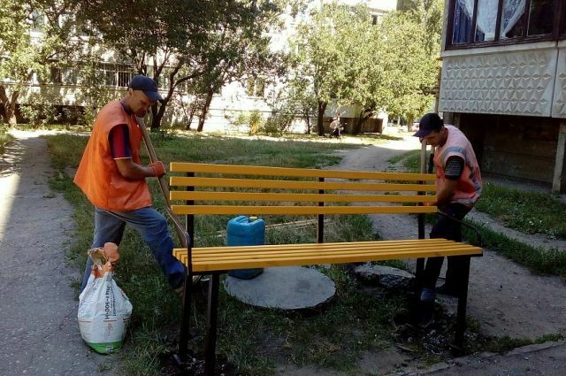 Москвичам отменили штраф за отдых на скамейках