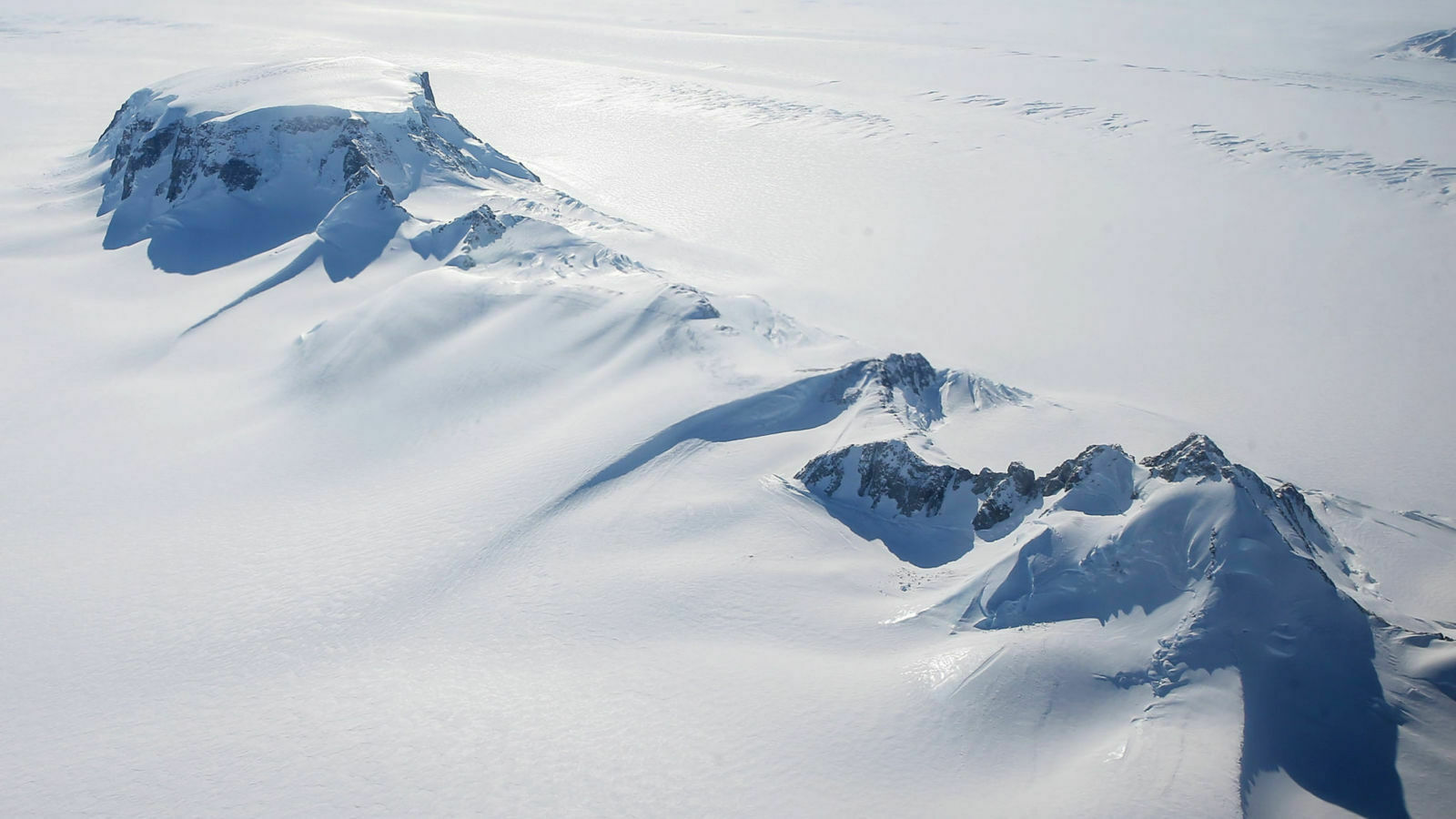 Подо льдами Антарктиды обнаружили более 90 новых вулканов