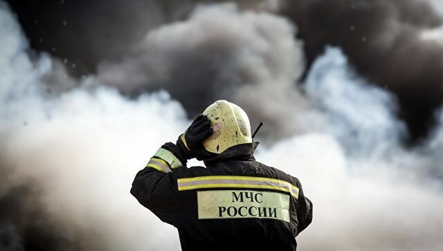 Пять пожарных стали жертвами возгорания на складе в Москве