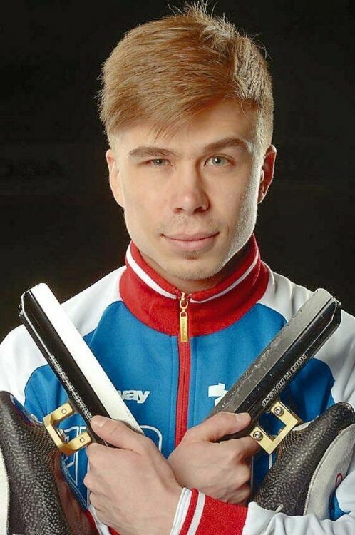 Олимпийский чемпион-2014 по шорт-треку в эстафете Семен Елистратов