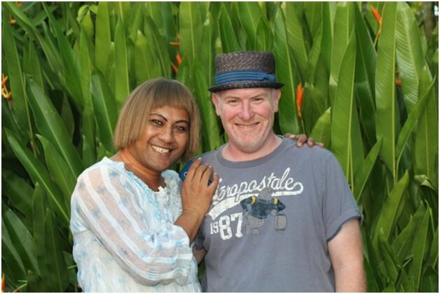 Профессор Paul Vasey и его помощница Trisha (экспедиция на Самоа 2019 года)