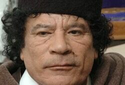Ливийцы устроили жуткое веселье вокруг трупа Каддафи