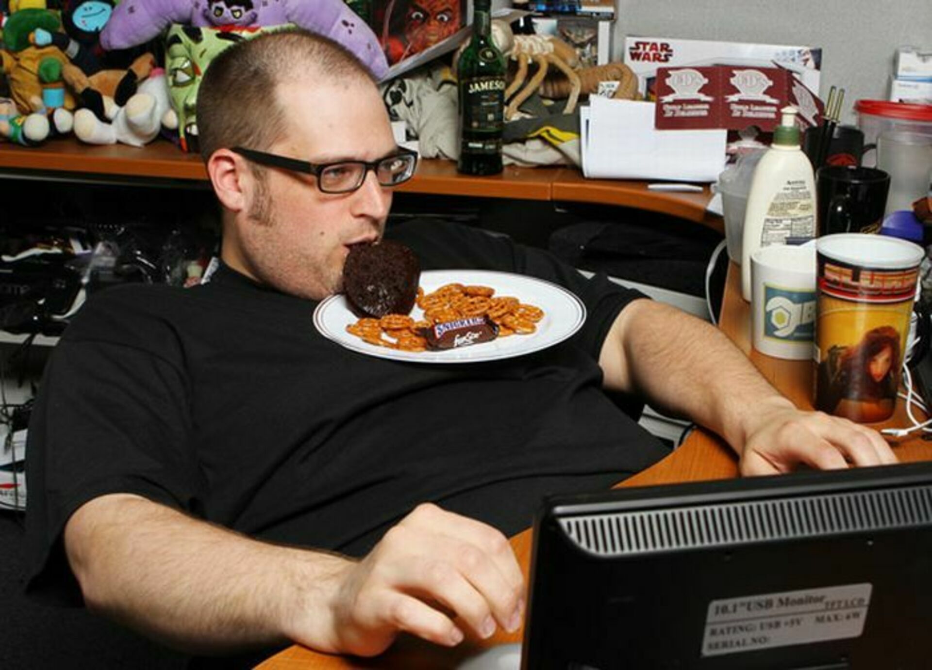 Парней много не бывает. Человек ест за компьютером. Кушать за компьютером. Жирные люди с едой. Толстый перед компом.