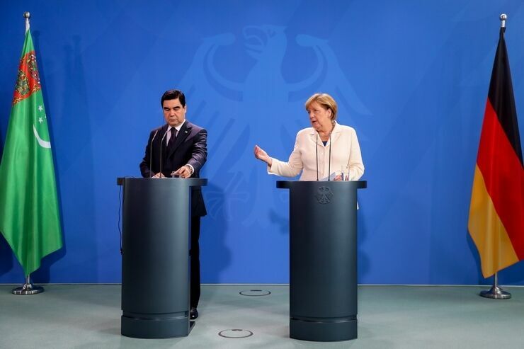 Главе Туркмении Бердымухамедову налили особенной воды на встрече с Меркель