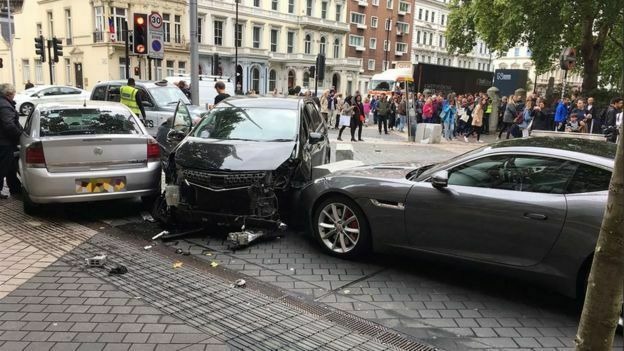 В Лондоне неизвестный  на машине атаковал пешеходов