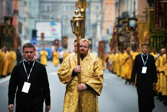 Участие единоросса Милонова в крестном ходе посчитали оскорблением чувств верующих