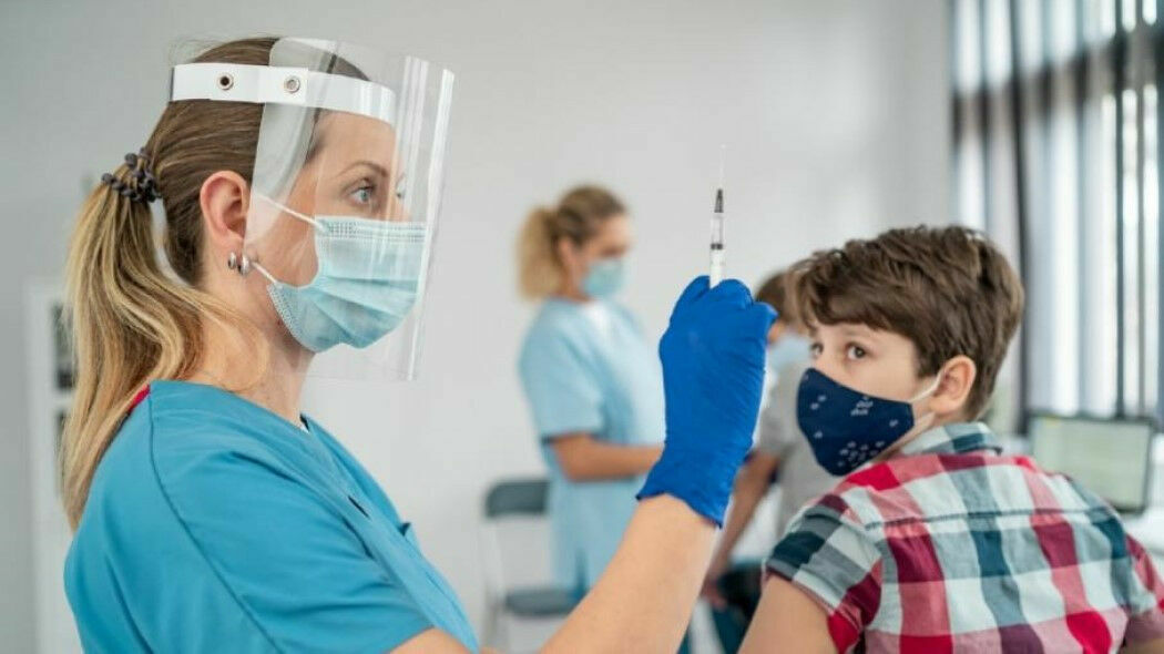 Вакцинация подростков от коронавируса начнется до 20 сентября