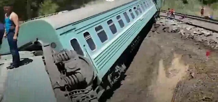 В Казахстане произошло крушение пассажирского поезда. Погиб подросток