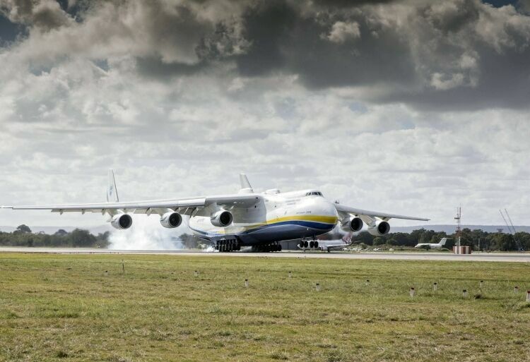 Крупнейший в мире самолет Ан-225 совершил перелет из Чехии в Австралию