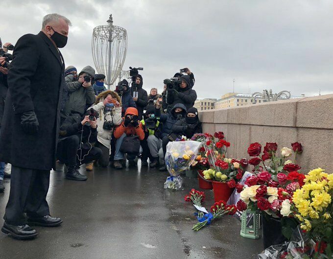Послы США, Великобритании и Латвии возложили цветы к мемориалу Бориса Немцова