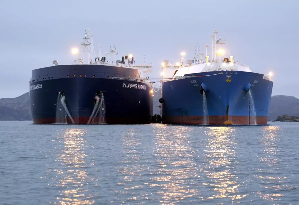Греческие танкеры чаще других занимаются перевалкой российской нефти в нейтральных водах, помогая РФ обходить санкции