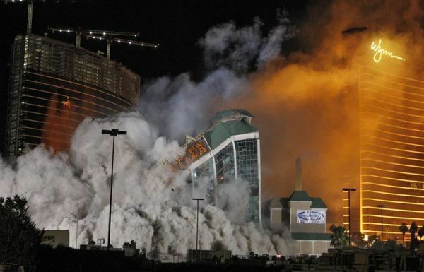 Крупнейшее казино Лас-Вегаса разрушили контролируемым взрывом