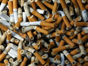 Минздрав предложил обложить курильщиков "налогом на окурки"
