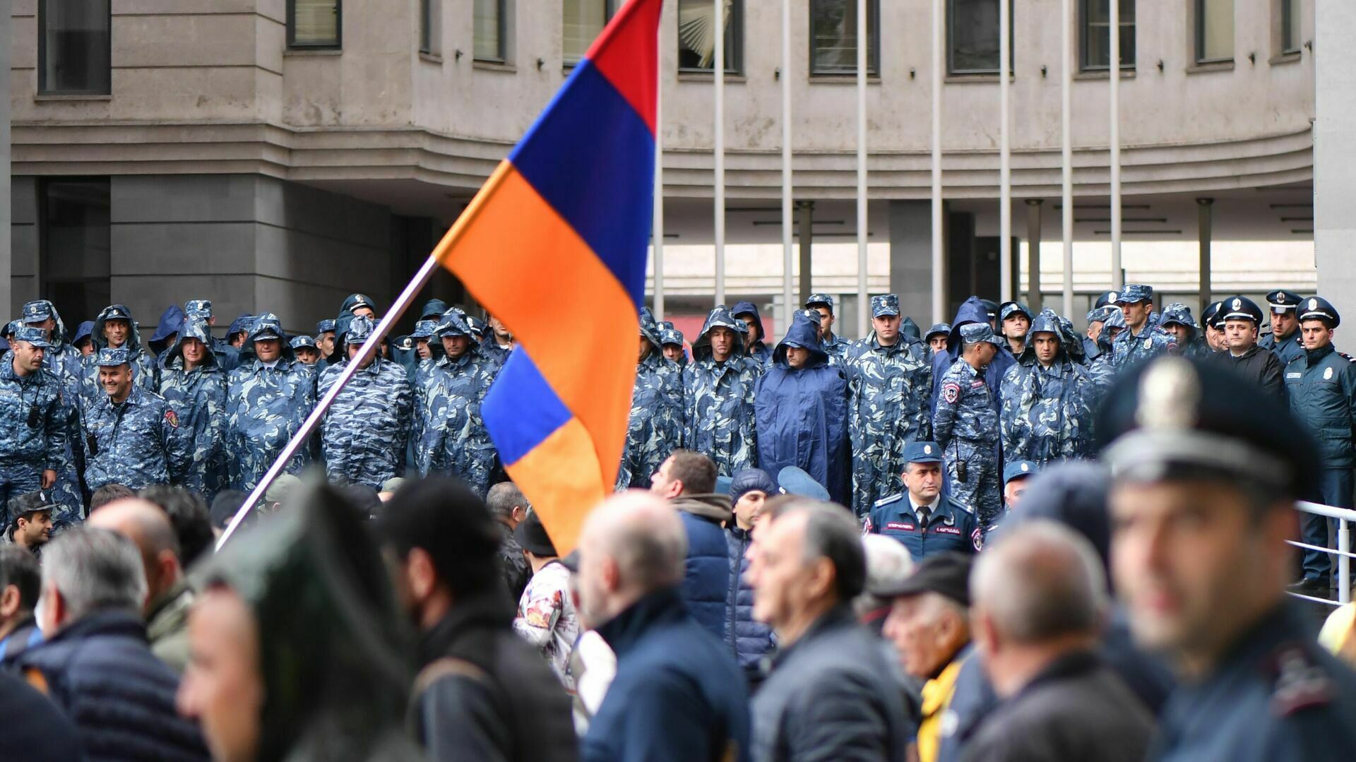 В Ереване произошли столкновения между оппозиционерами и полицейскими