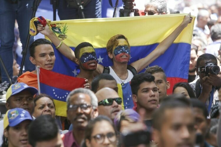 К разрешению политического кризиса в Венесуэле подключились посредники