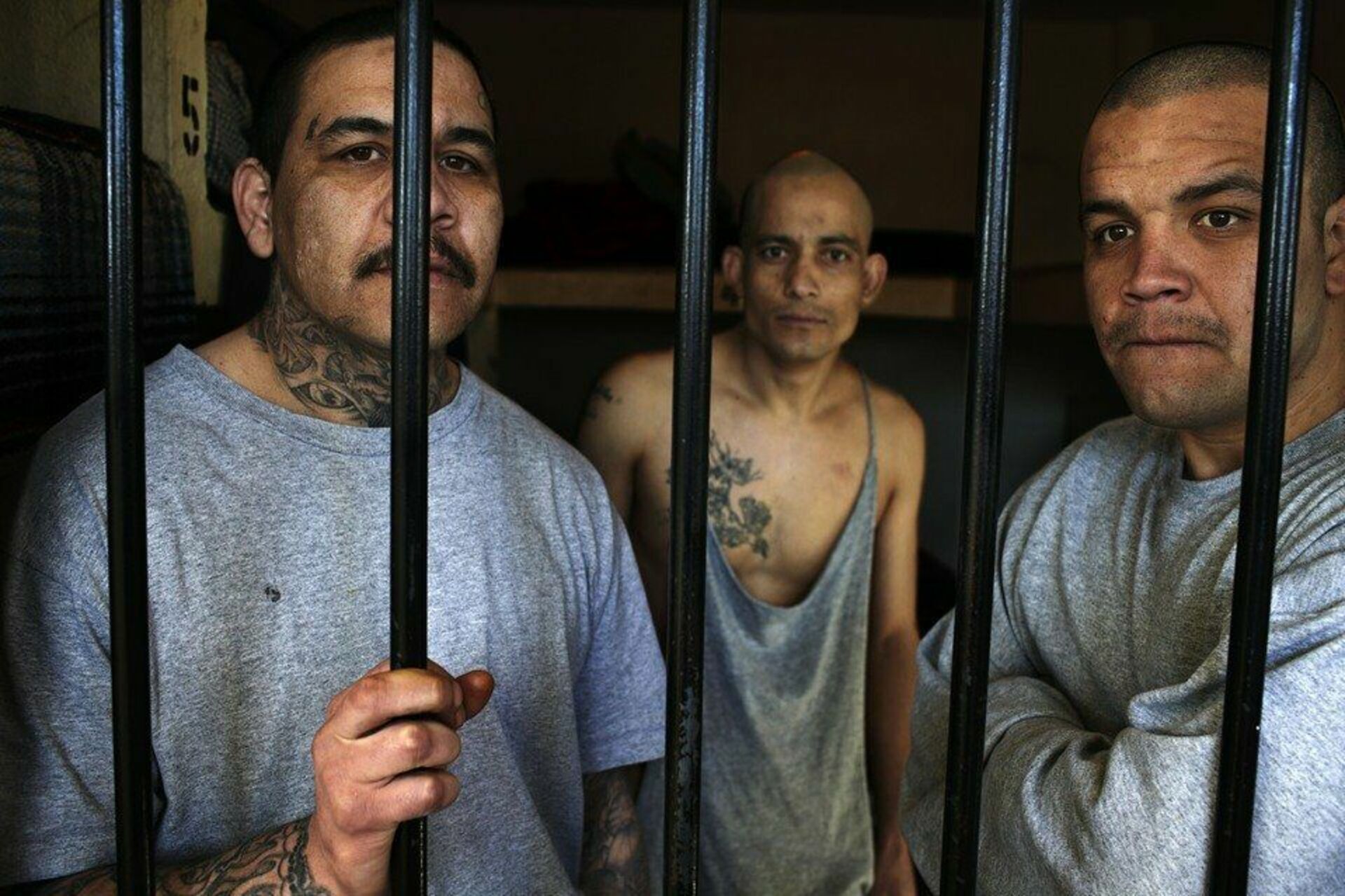Угрожают заключенные. Хуарес Мексика опасный город. Уголовник за решеткой. Зэк за решеткой.