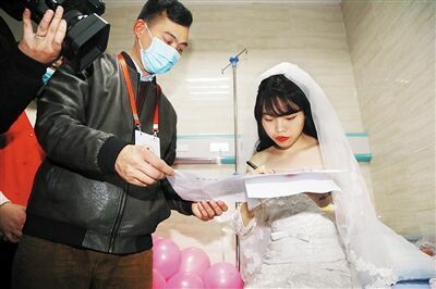 Больная раком девушка устроила свадьбу сама с собой