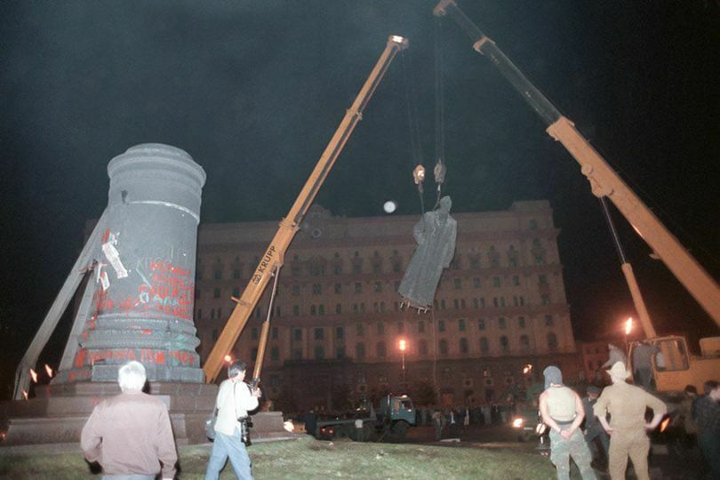В Москве стартовало голосование по выбору памятника на Лубянке