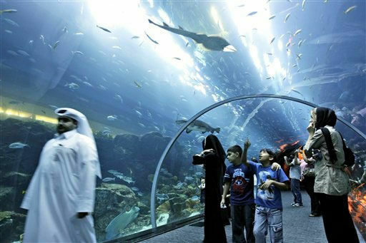 Гигантский аквариум треснул в Дубае