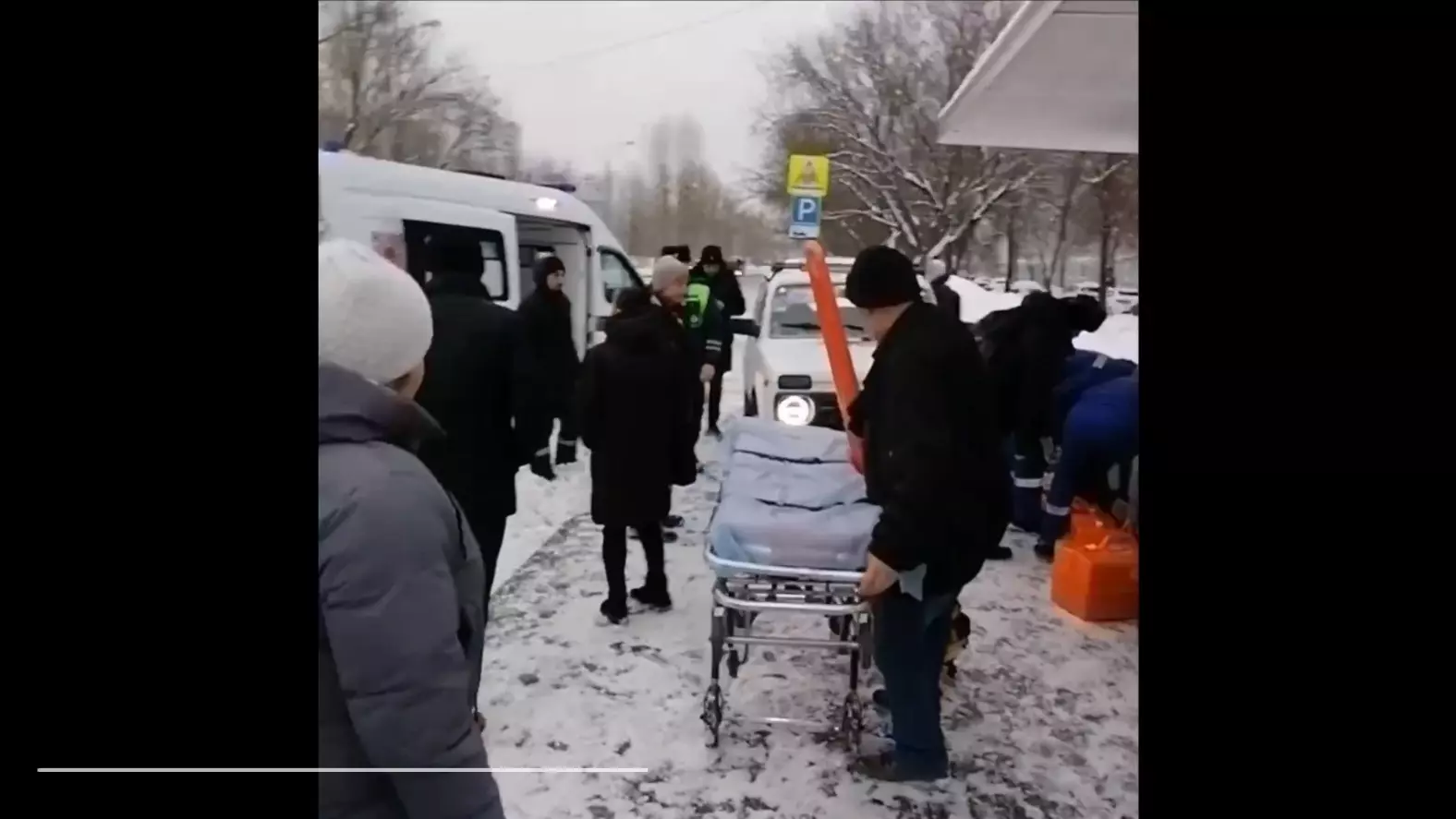 «Нива» въехала на остановку в Москве: пострадало 5 человек
