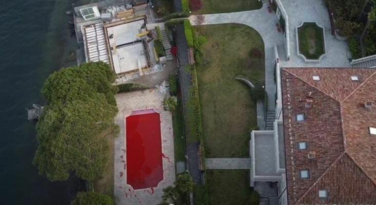 Неизвестные залили красной краской бассейн на вилле Владимира Соловьева в Италии
