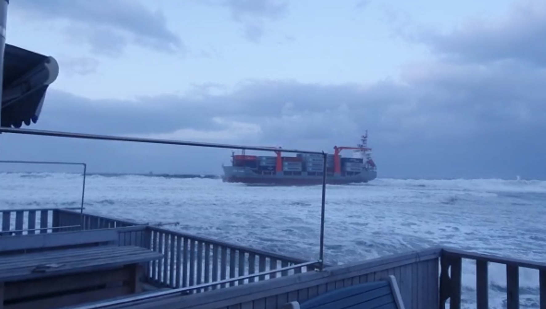 В Японском море терпит бедствие панамский контейнеровоз
