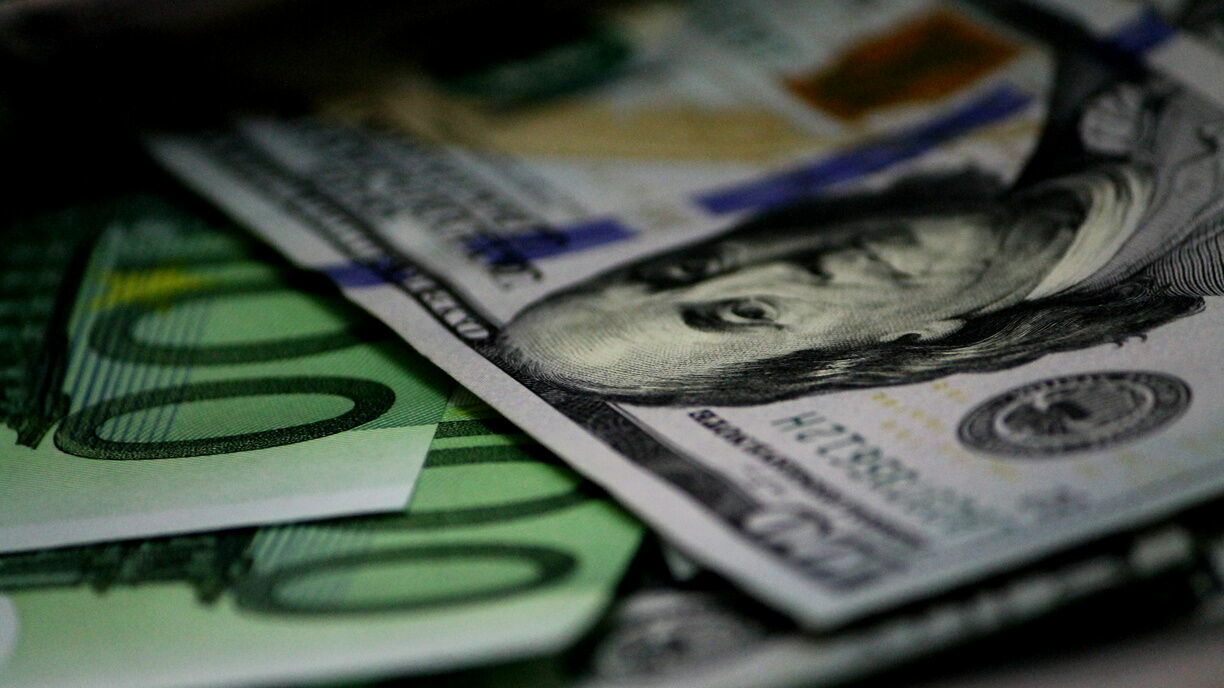 Доллар упал ниже 53 рублей, обновив семилетний минимум