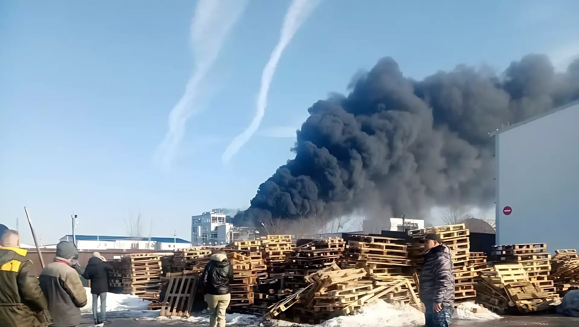 В городе Шахты загорелся полиэфирный завод