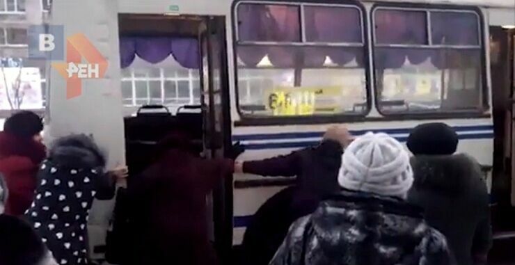 «Настоящие русские женщины» вытащили застрявший в сугробе автобус (видео)