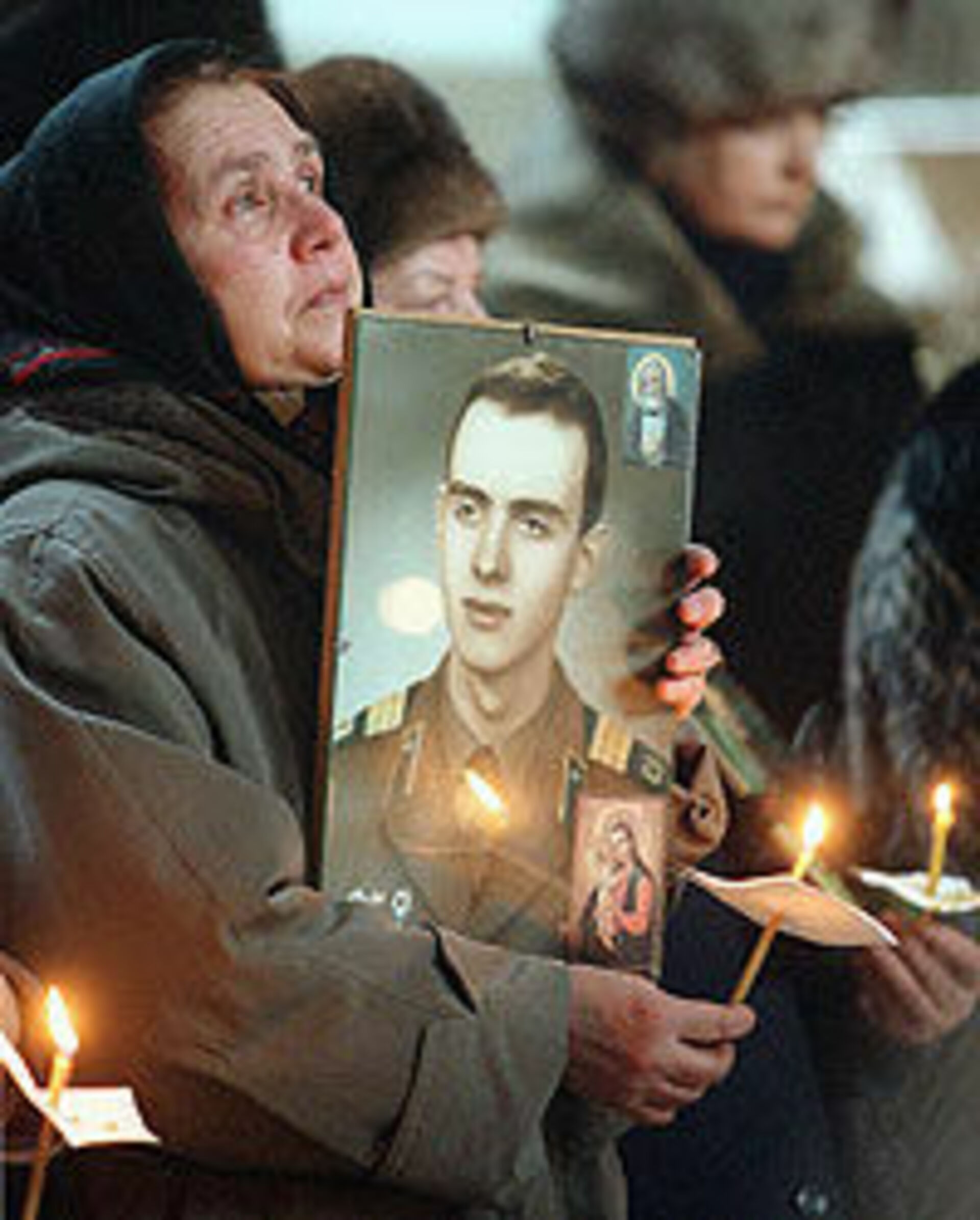Матери погибших сыновей украина. Солдатские матери. Мать погибшего солдата. Мать молится о солдате.